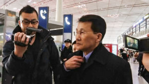 Den nordkoreanska toppdiplomaten Choe Kang-Il på flygplatsen i Peking på väg till Helsingfors