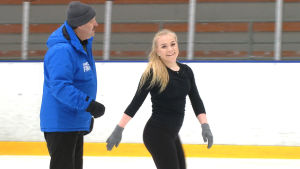Karoliina Kortesoja får goda råd av konståkningstränaren Jacek Zylski. Konståkaren Karoliina Kortesoja och tränaren Jacek Zylski på is.