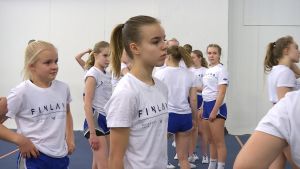 Helmi Riiheläinen är en av Blizzards toppar/flygare som gör akrobatiska konster i luften. Cheerleadinglaget Blizzard på träning.