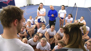 Tränaren Tytti Tamminen och laget analyserar genomkörningen av tävlingsprogrammet. Cheerleadinglaget Blizzard på träning.