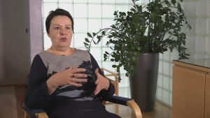 Kirsi Varhila är överdirektör vid Social- och hälsovårdsministeriet. Överdirektör Kirsi Varhila intervjuad på social- och hälsovårdsministeriet