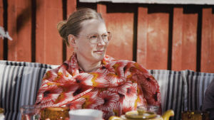 Ulrika Vestergård-Denward sitter i sin trädgård i Södra Vallgrund en sommrig dag.