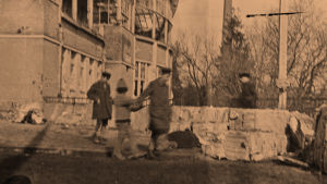 Katunäkymä Teatteritalon kulmalta Tampereen taistelun aikaan huhtikuussa 1918. Tampereen Teatteri 1918