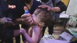 Åtminstone 40 människor tros ha dödats och nästan 500 andra ha utsatts för giftgaser under det misstänkta kemvapenangreppet i Douma. Litet barn får medicin efter en misstänkt kemvapenattack mot staden Douma i Syrien.