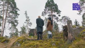 Tutkija Panu Pihkala ja toimittaja Ronja Salmi hiljentyneenä hakatun metsän muistolle.
