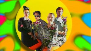 Aikakone-yhtye musiikkivideolla kappaleeseen Keltainen.