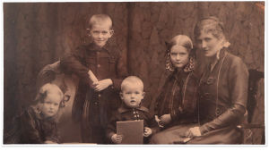Wäinö Solan perhe vuonna 1916.