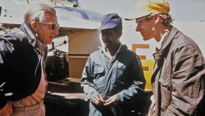 Carl Gustaf von Rosen tillsammans med sin son Eric under matbombningarna i Etiopien 1975. Carl Gustaf von Rosen tillsammansmed sin son Eric och en tredje man framför ett flygplan.