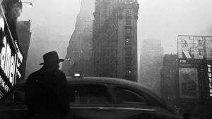 Robert Frankin valokuva New Yorkista. Kuvakaappaus dokumenttielokuvasta Don't Blink: Robert Frank.