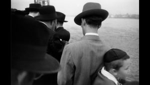 Kuva Robert Frankin valokuvakirjasta The Americans. Kuvakaappaus dokumenttielokuvasta Don't Blink: Robert Frank.