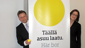 Så här såg det ut när den gula bollen lanserades i maj 2011. Ola Smedlund står till vänster, till höger har vi Mia Gustafsson. Marknadsföringschef Ola Smedlund och programchef Mia Gustafsson vid näringscentralen Concordia