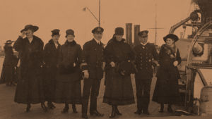 Helsinkiläisrouvia vierailulla saksalaisella Westfalen-sotalaivalla 21.4.1918. Helsinkiläisrouvia saksalaisella sotalaivalla 21.4.1918.
