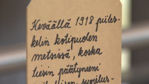 Text på finska från en utställning om Åbo fångläger: Våren 1918 gömde jag mig i hemskogarna, då jag visste att jag skulle hamna...