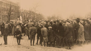 Saksalainen sotilassoittokunta esiintyy Helsingissä keväällä 1918.