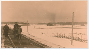 Kannaksen rintama. Taisteluja pakeneva perhe vähäisine tavaroineen ratakiskoilla huhtikuussa 1918.
