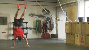 Fritiden tillbringar Mohammad i crossfitsalen eller på dansgolvet. Mohammad Khajeheilan går på händer i en konditionssal