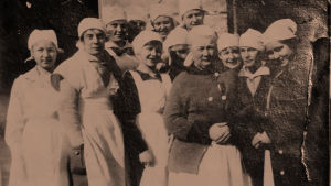 Toimen Tytöt -partiolippukunnan jäseniä "laittamassa madrasseja haavoittuneille keväällä 1918". Toimen Tytöt -partiolippukuntalaisia 1918