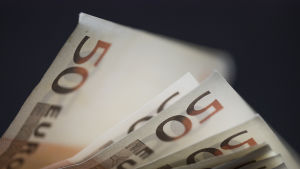Du kan sätta in maximalt 50 000 euro på ditt aktiesparkonto. Femtioeurossedlar.