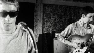 Roger Daltrey ja Pete Townshend lavalla, kun bändi oli vielä nimeltään The High Numbers Roger Daltrey ja Pete Townshend soittavat The High Numbers -yhtyeen, myöhemmän The Whon, konsertissa.