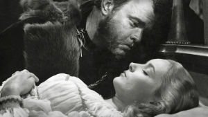 Orson Wellesin pitkään piilossa pysynyt Othello nähdään torstaina Kino Klassikossa. Nainen makaa vuoteella silmät kiinni. Mies katsoo häntä läheltä.