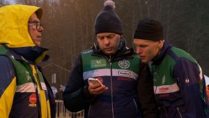 Helsingin Suunnistajat håller koll på mellantider från skogen under tävlingens gång Tränarna Pekka Väisänen och Henrik Tala samt orienteraren Topi Raitanen kollar mellantider under Tiomilakavlen 2018.