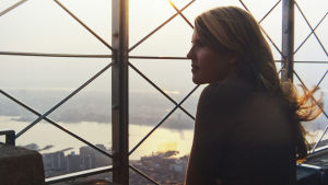 Alli Haapasalo Empire State Buildingissä New Yorkissa. Elokuvaohjaaja Alli Haapasalo New Yorkissa.