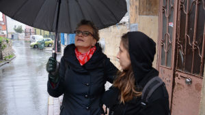 Pia Ingström (vas.) kävelyretkellä Istanbulissa oppaan johdolla. Kuvvassa toimittaja-kirjailija Pia Ingström Istanbulissa.