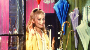 Teeman musikaalikesässä nähdään mm. Cherbourgin sateenvarjot. Catherine Deneuve elokuvassa Cherbourgin sateenvarjot