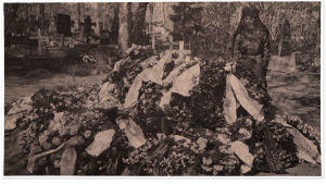 Alma Kuula miehensä Toivo Kuulan haudalla 28. toukokuuta 1918.