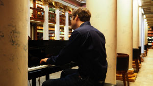 Kristoffer Gylling löysi Kansalliskirjastosta flyygelin. Pianisti Kristoffer Gylling huhtikuussa 2018.