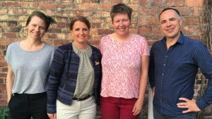 Annika Jansson (andra från vänster) utmanas i att leva kemikaliefritt. Bredvid henne står hennes coach ekologirådgivaren Anita Storm (andra från höger) och programledarna Sonja Kailassaari och Jens Berg. Sonja Kailassaari (till vänster), Annika Jansson, Anita Storm och Jens Berg står bredvid varandra.