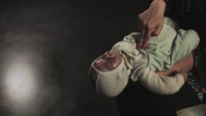 Vauvaa painetaan rintalastan alaosasta viisi kertaa hengitystietukkeen poistamiseksi.
