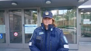 Överkonstapel Heidi Warelius uppmanar alla att använda sunt bondförnuft innan man plockar fram kameran. Överkonstapel Heidi Warelius i polisuniform