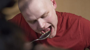Kuva kilpasyömäri Jesse Pynnösestä syömässä hernekeittoa.