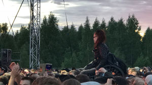 Hon lät inte rullstolen vara ett hinder för att crowd surfa under Ozzys gig. Kvinna i rullstol crowd surfar på Rockfest i Hyvinge unbder Ozzy Osbournes konsert 6.6.2018.