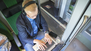 Montonen sköter möten när han kan - ibland på resande fot, ibland på kontoret. Mikael Montonen, personalchef på it-företag.