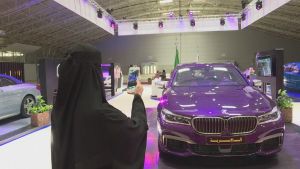 En stor bilmässa som riktade sig till kvinnor ordnades i Riyadh i maj Bilmässa i Saudiarabien
