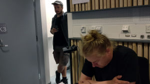 Regissören Jarno Kuosa lyssnar. Inspelning av podcasten Klassfesten.