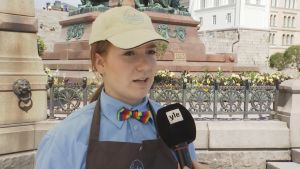 Liina Aulanko säljer glass på Senatstorget och flaggar för Pride. Helsinki Pride