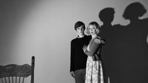 Bates Motel. Äiti ja poika seisovat tyhjähkössä huoneessa, mustavalkoisessa kuvassa.