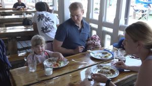 Familjen Venla och Panu Paajanen, Liisa Reunanen och deras nyfödda baby äter på restaurang på barnens villkor. Familjen Venla och Panu Paajanen, Liisa Reunanen och en nyfödd baby äter på restaurang.