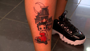Två timmar tog det att färdigställa "Betty Boop". tatuering föreställande animationsfiguren Betty Boop.