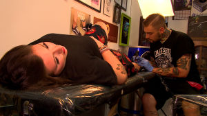 Sarah Tourneur har 15 tatueringar sedan tidigare. Tatueraren Godwell och kunden Sarah Tourneur.