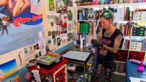 Corline alias Coco De Los Muertos driver en studio i belgiska Mons. Tatueraren Corline i sin studio i belgiska Mons.