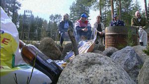 Jyväskylän Tikkakosken "Puuhamaassa" kunnan työntekijät, paikallispoliisi ja päihdeongelmaisten edustaja istuvat penkillä.