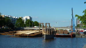 Kvarnbron fick rivas och ersattes av en ny istället ny bro byggs över Aura Å