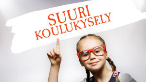 Kuvassa nuori tyttö soittaa sormella kuvassa olevaa tekstiä Koulukysely