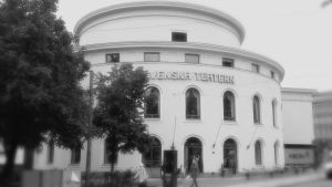 Svenska teatern hemsöks av damer och herrar i olika färger, men de flesta är snälla och vänliga. Svenska Teatern.