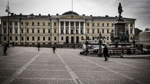 På årsdagen efter Eugen Schaumans mord på Bobrikov kan deras skuggor, enligt legenden, fortfarande ses i trapporna inne i Statsrådsborgen. Statsrådsborgen från framsidan.
