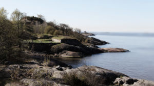 På öarna i Helsingfors skärgård, som till exempel Skanslandet, lär det också finnas spöken och gastar. Udde på ön Skanslandet i Helsingfors skärgård.